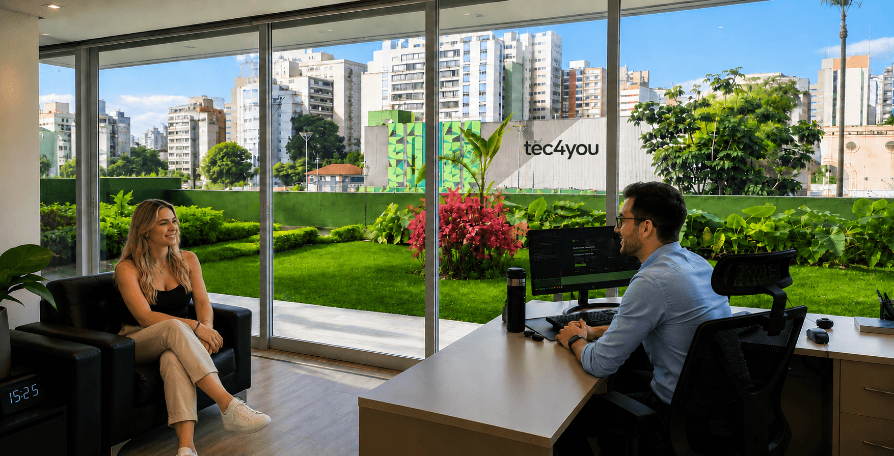 Escritório corporativo Tec4You Cyber com profissionais em ambiente moderno
